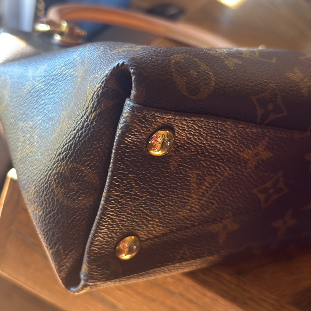 Louis Vuitton V Monogram - Picture 9 of 16